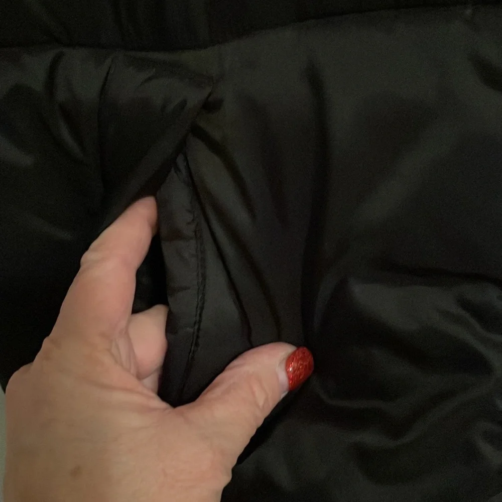 Winter Puffer Vest: Black size Small. CS ACTIVE - Picture 4 of 10